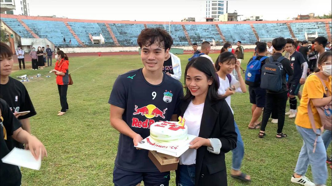 Văn Toàn nhận quà sinh nhật sớm từ người hâm mộ Đà Nẵng | Bóng đá Việt Nam